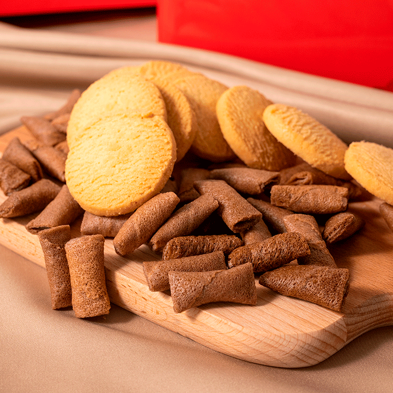 VVKOKO樱之雅礼盒装饼干 （牛奶味曲奇饼干360g+巧克力牛奶味爆浆注心卷（饼干）300g）